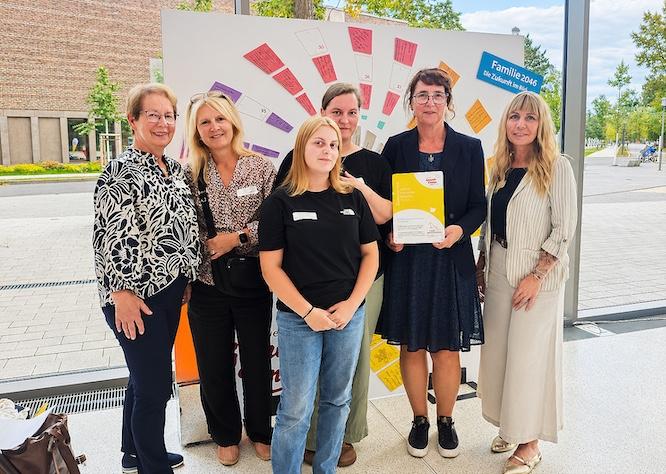 Das Netzwerk Gesunde Kinder feiert sein 20-jähriges Bestehen. Bei der landesweiten Jubiläumsveranstaltung in Potsdam war auch das Regionalnetzwerk Elbe-Elster vertreten. Gemeinsam stehen sie für 16 Jahre Netzwerkarbeit im Landkreis (v. l.): Familienpatin Karin Mauer, Kooperationspartnerin Rena Gums, Christina Hofmann und Marlene Hofmann als Vertreterinnen einer der ersten Netzwerkfamilien in Elbe-Elster, Projektleiterin Anja Miersch und Netzwerkkoordinatorin Stefanie Dreyer.
