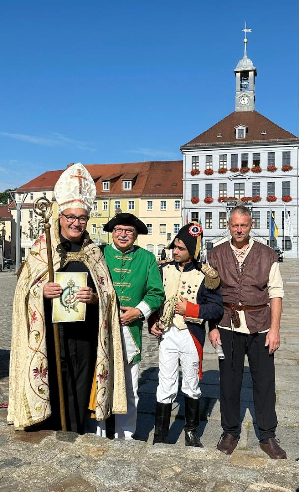 v. li. n. re.: Norman Reitner als Bischof Benno, Gottfried Brückner als Friedrich August, Serdar Reitner als Napoleon und Gert Ullrich als Ritter von Cannewitz stimmen auf das Jubiläum ein.