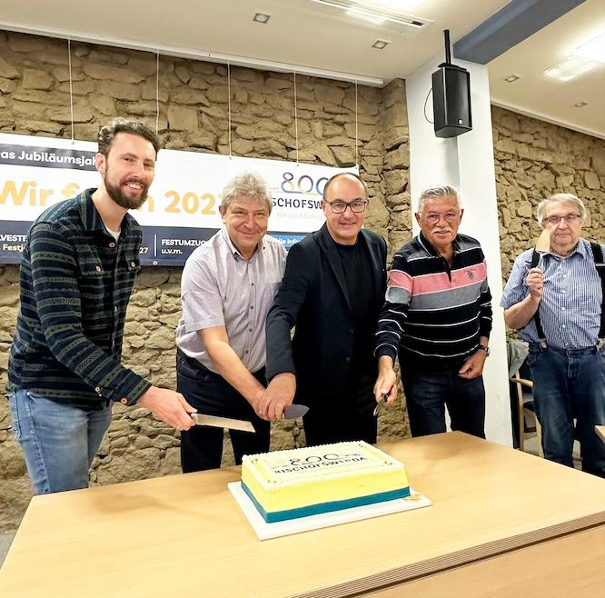 Symbolisch für den bevorstehenden Stadtgeburtstag schnitt Oberbürgermeister Holm Große mit den ehrenamtlich Tätigen Marc Schneider und Norman Reitner (und Hartmut Schaar) sowie Premiumsponsor Karl-Heinz John vom Butterberg die Geburtstorte an.