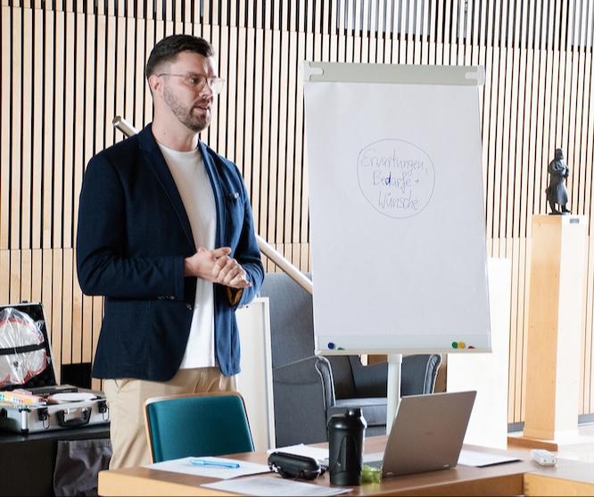 Projektleiter Lukas Zscherneck moderierte die Kick-off-Veranstaltung im Herzberger Bürgerzentrum.