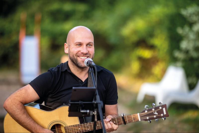 Robert Bernier stellt als „wandelnde Jukebox" ab 16:30 Uhr gemeinsam mit dem Publikum spontan seine Playlist für die Museumsnacht zusammen.