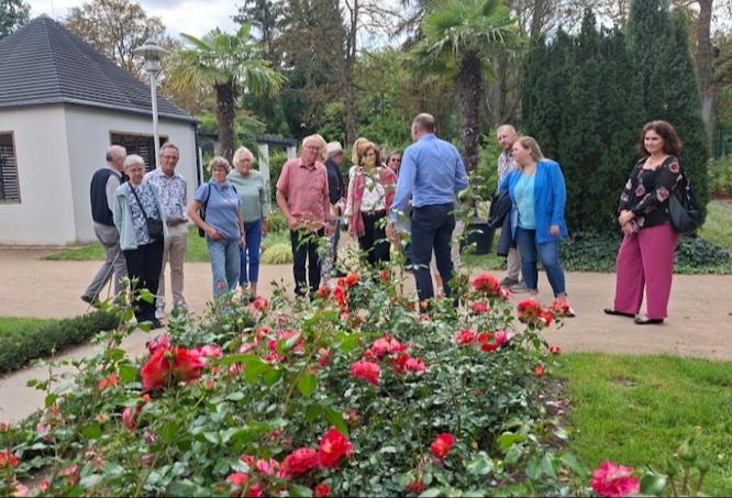 Arbeitstreffen der Rosenstädte und Rosendörfer in Forst (Lausitz) - hier beim Rundgang im Rosengarten Forst/L.