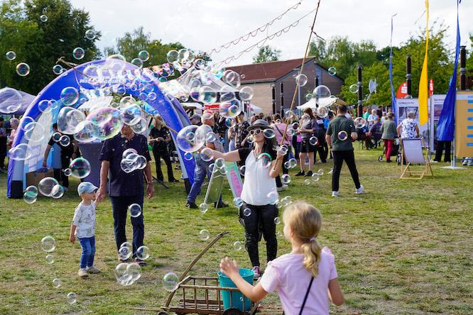 Die Kids haben Spaß mit den Seifenblasen