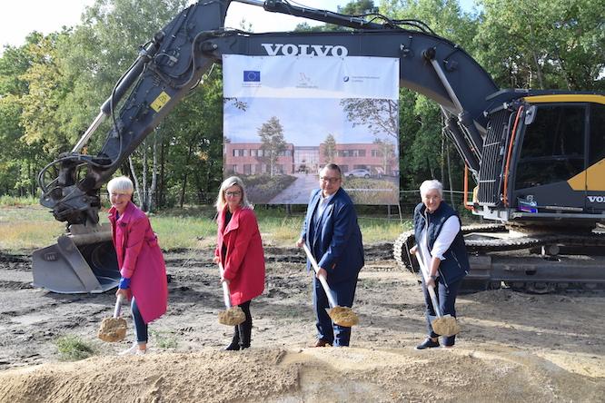 Mit einem gemeinsamen Spatenstich von Corina Reifenstein, Präsidentin der Handwerkskammer Cottbus, Martina Klement, Wirtschaftsministerin des Landes Brandenburg, Sven Herzberger, Landrat des Landkreises Dahme-Spreewald und Michaela Wiezorek, Bürgermeisterin der Stadt Königs Wusterhausen, erfolgte der offizielle Baustart für das neue Ausbildungszentrum der Handwerkskammer Cottbus.