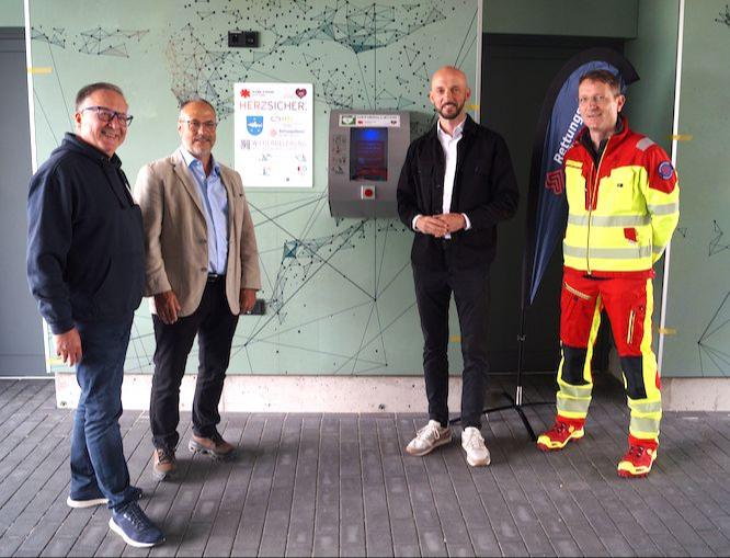 Bürgermeister Helmut Wenzel hat gemeinsam mit dem Ärztlichen Direktor der Sana Kliniken Niederlausitz Volkmar Hanisch und dem Geschäftsführer des Rettungsdienstes Niederlausitz Tom Lehnert (v.l.) den neuen Defibrillator am Spreewald Stadion in Betrieb genommen. Quelle: Stadt Lübbenau/Spreewald/Anja Brautschek-Hofmann Bürgermeister Helmut Wenzel hat gemeinsam mit dem Ärztlichen Direktor der Sana Kliniken Niederlausitz Volkmar Hanisch und dem Geschäftsführer des Rettungsdienstes Niederlausitz Tom Lehnert (v.l.) den neuen Defibrillator am Spreewald Stadion in Betrieb genommen.