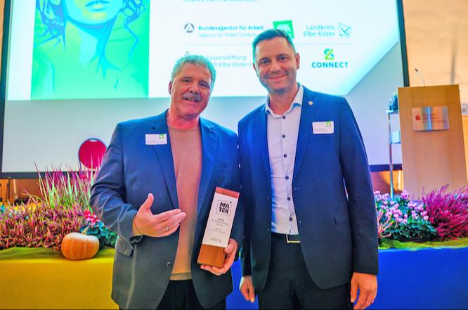 Robert Voigt (l.), Leiter Ausbildung bei der Böllhoff Produktion GmbH, freute sich gemeinsam mit Landrat Marcel Schmidt über den „Ausbildungsstar 2026“.