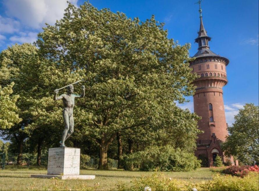 Gestohlen wurde diese Freiplastik des Schlagballspielers vor dem Wasserturm in Forst.