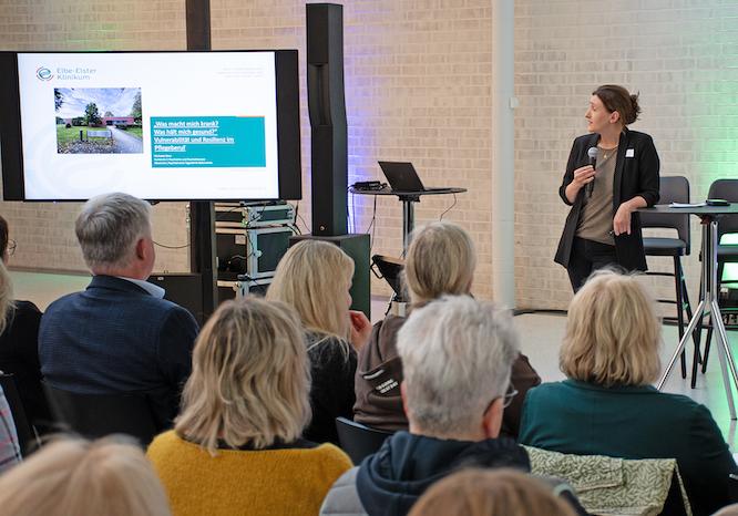 Michaela Wein, Fachärztin für Psychiatrie und Psychotherapie am Elbe-Elster-Klinikum, sprach über Vulnerabilität und Resilienz im Pflegeberuf.