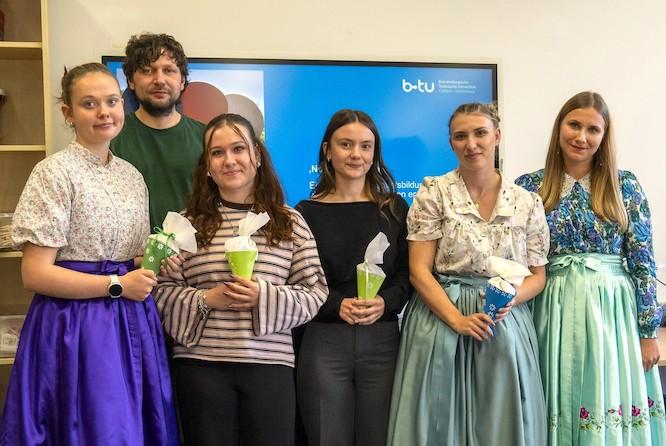 Die ersten Studierenden für das Unterrichtsfach Sorbisch/Wendisch im Rahmen der Bachelorstudiengänge Lehramt Primarstufe an der BTU in Senftenberg (v. li.): Julia Busch, Ariel Skorka, Soi Hoffmann, Leni Wuth, Lea Schubert und Dozentin Julia Běrink.