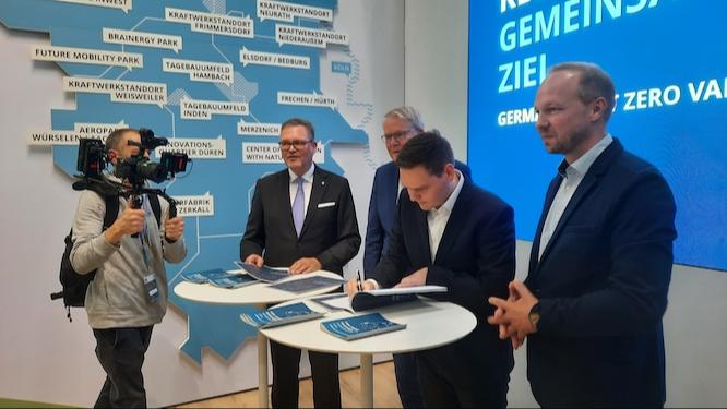 Unterzeichnung der Kooperationsvereinbarung: v. l . n. r. Bodo Middeldorf – Geschäftsführer Zukunftsagentur Rheinisches Revier, Nikolaus Jansen – Landesbeauftragter für regionale Landesentwicklung Weser-Ems, Alexander Scheeser – Projektkoordinator Net Zero Valley Lausitz, Steffen Volk – Projektleiter Clean Energy Valley Schleswig-Holstein
