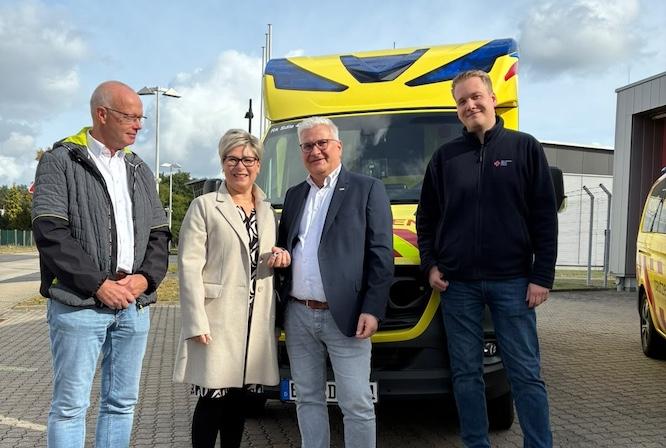 Dr. Romy Reinisch übergibt symbolisch die Schlüssel an das Deutsche Rote Kreuz, Kreisverband Bautzen  v.l.n.r. Tino Eichelberger (DRK), Beigeordnete Dr. Romy Reinisch, Mike Berger (DRK), Tim Kiehle