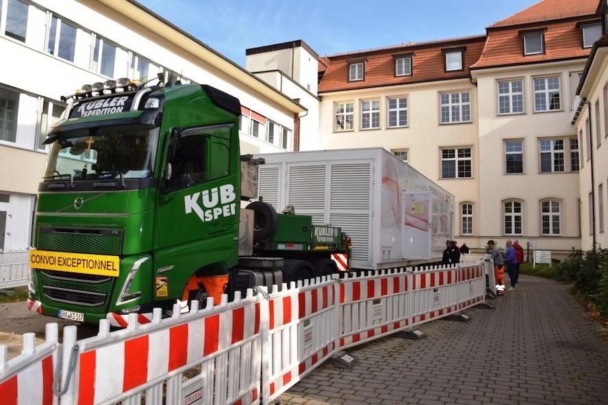 Zentimetergenau stellt der Schwerlasttransporter den 30 Tonnen schweren Container ab.