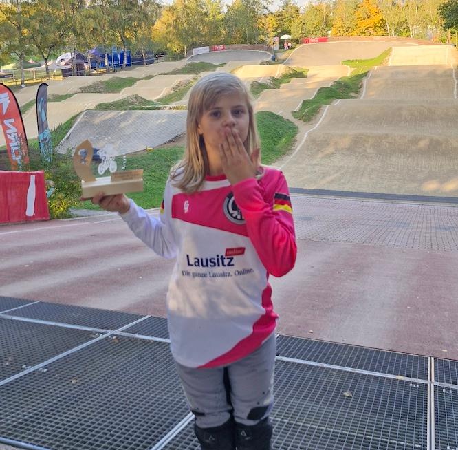 Amelie Diedoff mit ihrem nächsten Pokal