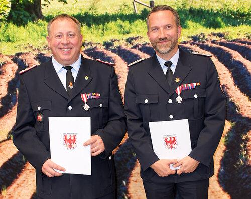 Tobias Knoblich aus Oppelhain (links) und Daniel Neubert aus Elsterwerda wurden mit dem Ehrenzeichen im Brandschutz in Silber am Bande des Landes Brandenburg ausgezeichnet.