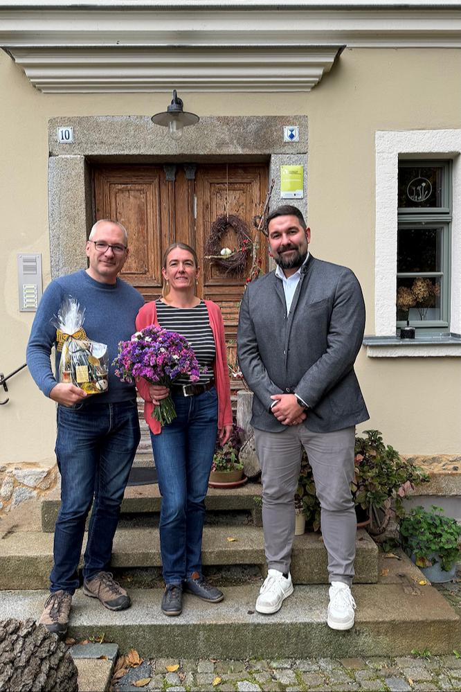 Erik Weidner, Leiter des Kreisentwicklungsamtes, gratuliert Familie Proske zur Auszeichnung.