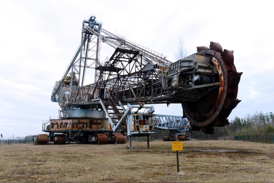 Neue Hoffnung für den stählernen Koloss auf der Kippe Hörlitz. Die drei Eigentümerkommunen Senftenberg, Großräschen und Schipkau arbeiten gemeinsam an einer langfristigen Bagger-Zukunft. Die vormals angedachte Verschrottung ist erstmal vom Tisch.