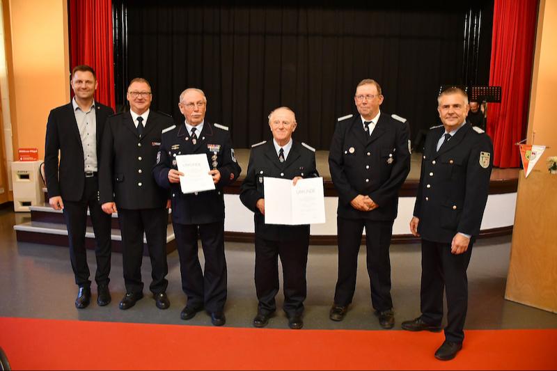 Sechs Jahrzehnte im Dienst der Freiwilligen Feuerwehr: Oberbrandmeister Horst Däumichen aus Knippelsdorf und Brandmeister Helmut Paulenz aus Zeckerin wurden für ihre langjährige Treue ausgezeichnet. Auf dem Foto (v. l. n. r.): Landrat Marcel Schmidt, der stellvertretende Kreisbrandmeister Mario Harnisch, Horst Däumichen, Helmut Paulenz, Kreisjugendwart Robby Richter und Kreisbrandmeister Steffen Ludewig.