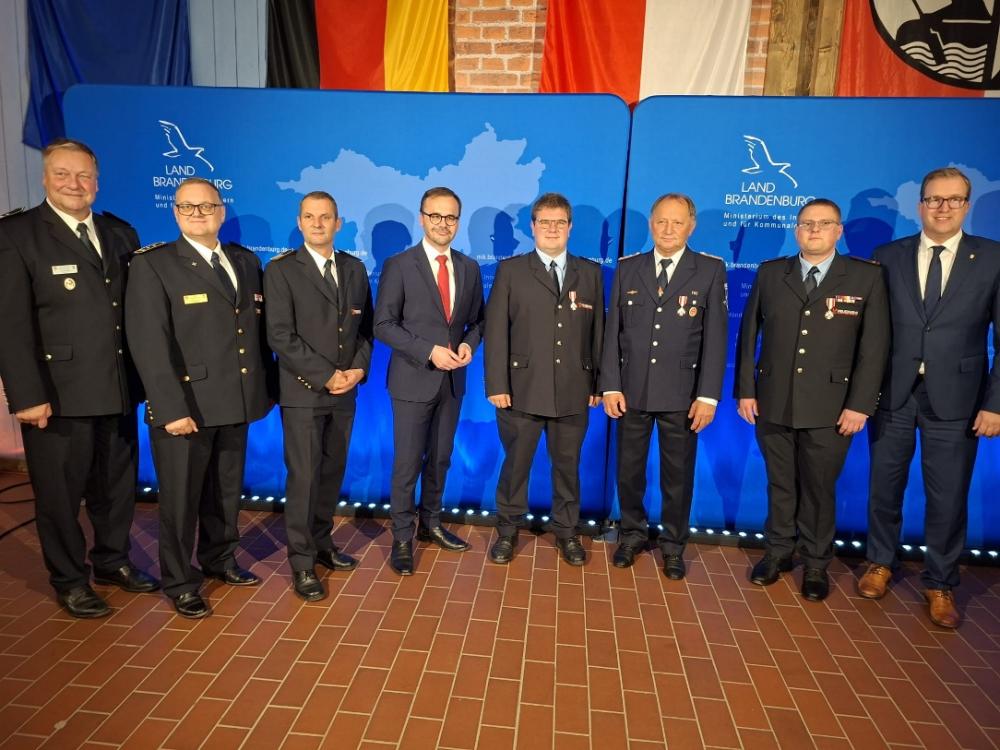 Ehrenzeichen im Brandschutz in Silber am Bande gingen an Olaf Klotzsche aus Arnsdorf, Detlef Gelfort aus Altdöbern und André Bilz aus Ruhland. V.l.: Vorsitzender KFV OSL Torsten Kühn, Kreisbrandmeister Tobias Pelzer, Leiter Werkfeuerwehr Industriepark Lausitz Michael Krabbes, Innenminister Jan Redmann, Olaf Klotzsche, Detlef Gelfort, André Bilz, OSL-Landrat Alexander Erbert.