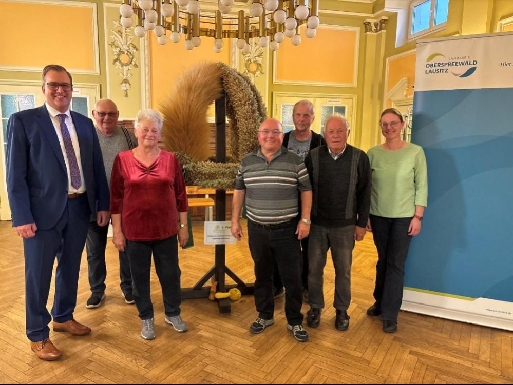 Kreis-Erntefest 2026: Sieger-Erntekrone vom Flechteteam Muckwar zieht in das Landratsamt Senftenberg ein