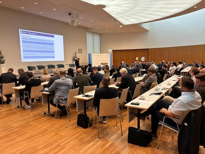 Bei der 1. Brandenburger Landesverkehrskonferenz in Potsdam fordert Spediteur Jürgen Eckert faire Wettbewerbsbedingungen, funktionierende Infrastruktur und verlässliche Rahmenbedingungen für Unternehmen