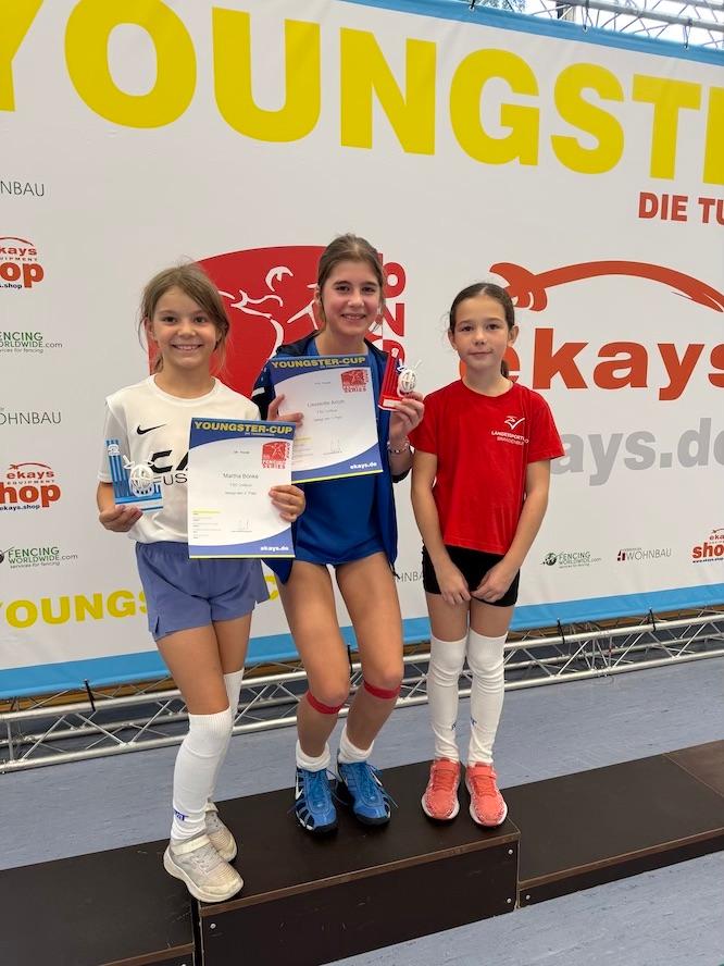 Die glücklichen Mädels - Lieselotte Arloth gewinnt den Brandenburg-Cup in der U15 – Martha Bönke erreicht bei den Jüngsten den zweiten Platz.