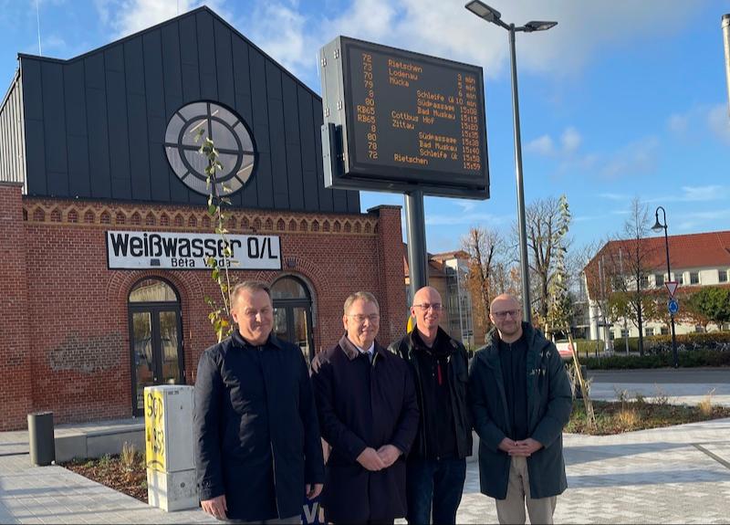 Heute übergaben Vertreter des Zweckverbandes Verkehrsverbund Ostsachsen (ZVVO) und der Stadt Weißwasser OL den neuen Anzeiger für die Dynamische Fahrgastinformation (DFI) am städtischen Bahnhof.