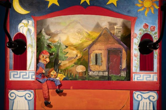 Kasper im Regenbogenland - Die freie Spielgemeinschaft „Blauer Apfel“ gastiert erneut im Schloss Hornow