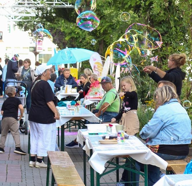 Gelungener Auftakt zur Interkulturellen Woche – „Tafel der Kulturen“ bringt Menschen zusammen