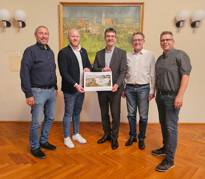 Die weiteren Mitglieder der Zweckverbandsversammlung freuen sich ebenfalls über den Abschluss dieser wichtigen Vorbereitungsphase (v.l.n.r.): Peer Tomschke, OB, 1. Beigeordneter, André Maak und Jens Krüger.