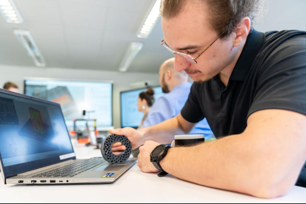 Wissen zum Anfassen: Im chesco-Workshop lernen Beschäftigte regionaler Unternehmen den Umgang mit additiven Fertigungsverfahren. taf II macht daraus ein zertifiziertes Weiterbildungsangebot.