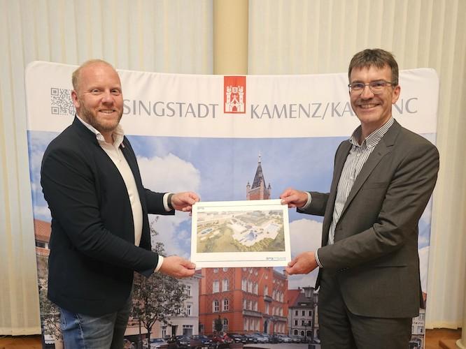 OB Michael Preuß (li.) und der 1. Beigeordnete Jörg Szewczyk freuen sich über diesen wichtigen Schritt in Vorbereitung des Baus der des neuen Hallenbades mit Außenbecken in Kamenz.