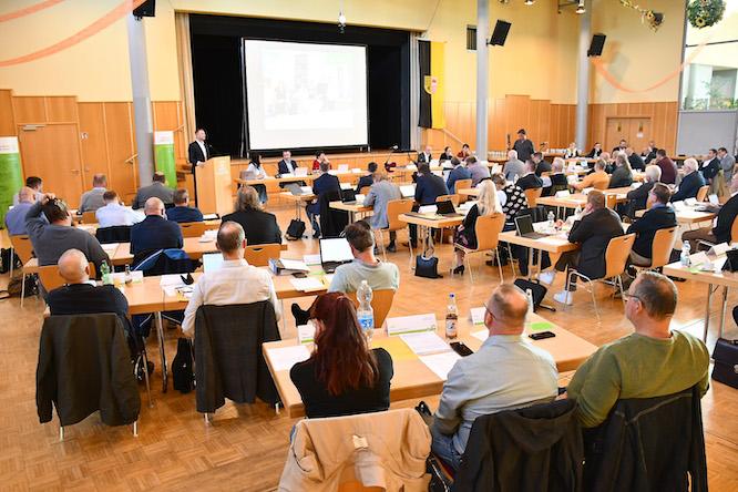 Die Mitglieder des Kreistages verfolgten im Haus des Gastes in Falkenberg den Bericht des Landrates. Darin ging es unter anderem um die Gesundheitsversorgung, die wirtschaftliche Entwicklung und wichtige Zukunftsprojekte im Landkreis.