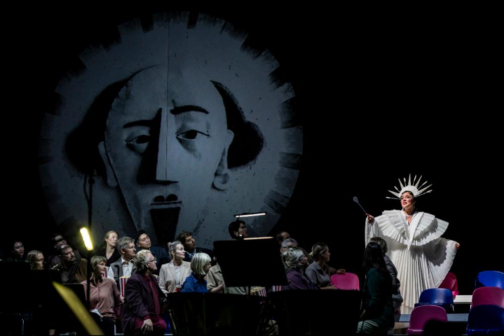 Romeo und Julia - Szenenfoto mit: Rechts Luzia Tietze (Contralto) und Damen und Herren des Opernchores
