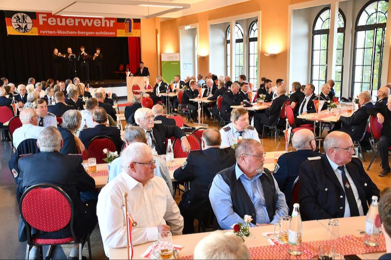 Bis auf den letzten Platz gefüllt: Im Refektorium Doberlug-Kirchhain würdigte der Landkreis Elbe-Elster am 16. Oktober insgesamt 68 Feuerwehrkameradinnen und -kameraden für 50, 60 und 70 Jahre treue Dienste in der Freiwilligen Feuerwehr.