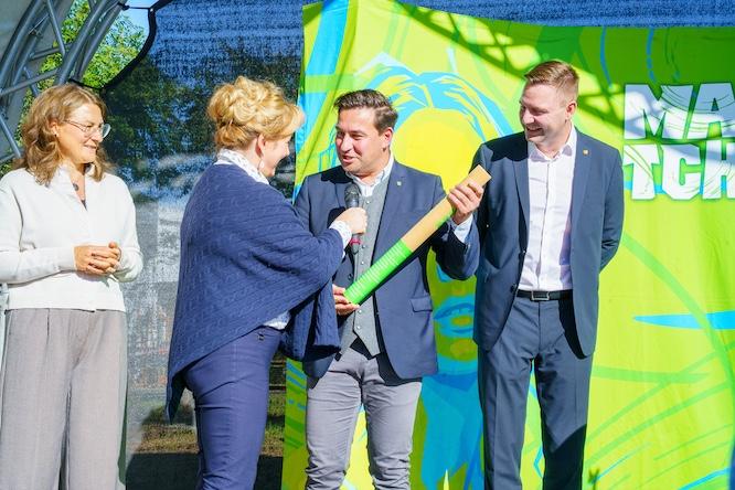 Der Staffelstab wandert weiter: Marion Richter, Vorsitzende der Geschäftsführung der Agentur für Arbeit Cottbus, Elsterwerdas Bürgermeisterin Anja Heinrich, Sonnewaldes Bürgermeister Felix Freitag und Landrat Marcel Schmidt (v. l.) bei der symbolischen Übergabe. Felix Freitag übergab den Staffelstab für die Ausrichtung der MATCH 2027 an Anja Heinrich.