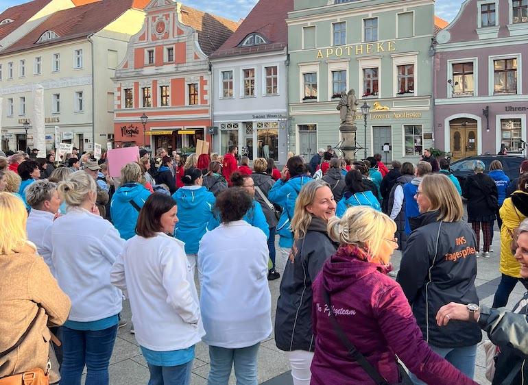 Beschäftigte, Pflegebedürftige und Angehörige schlagen in Cottbus Alarm